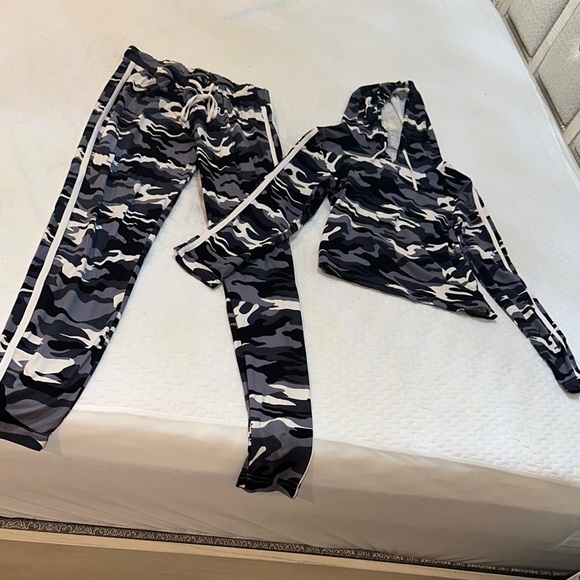 Women’s Camouflage Hoodie and Jogger Set - Picture 1 of 6